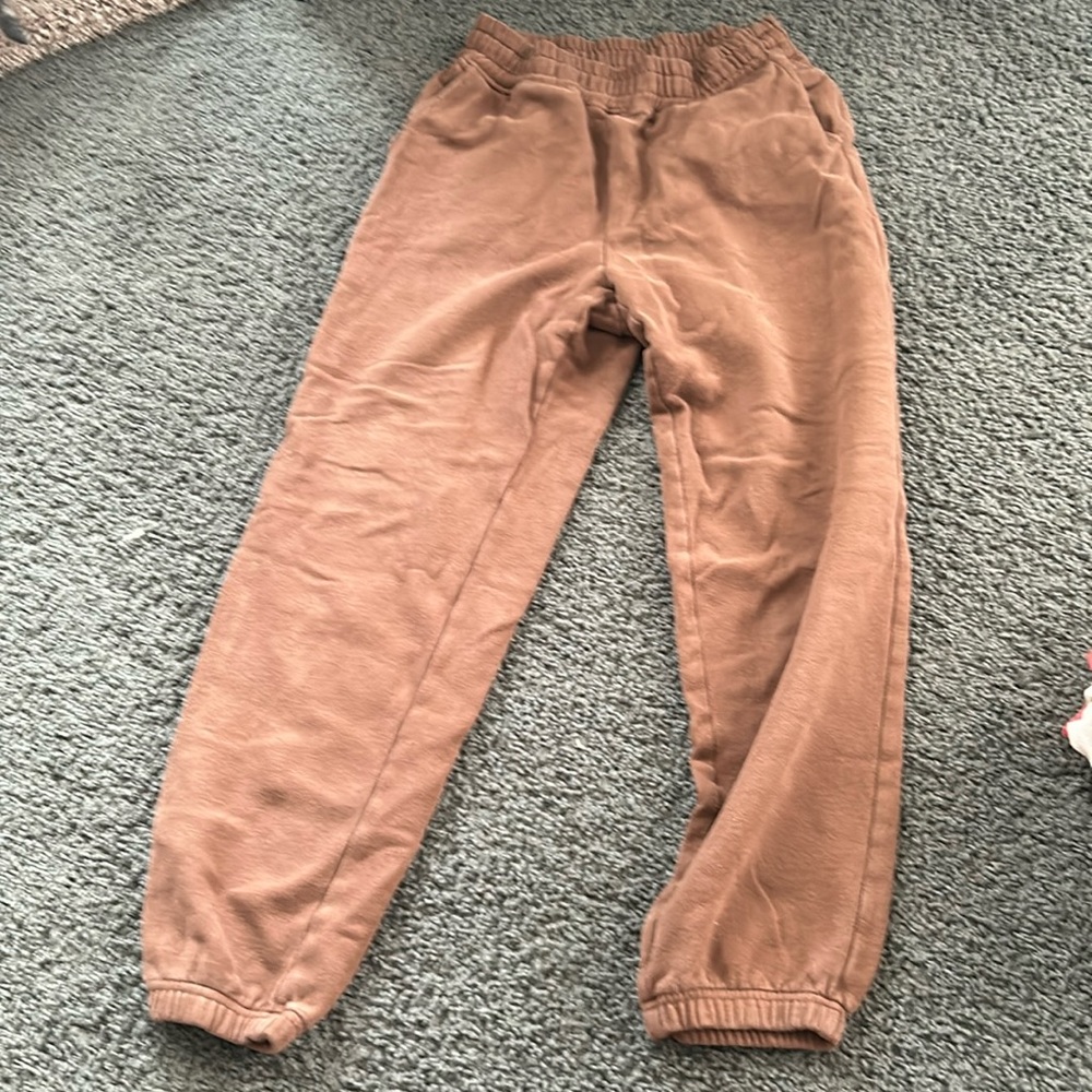 Brown cuffed sweatpants with pockets.